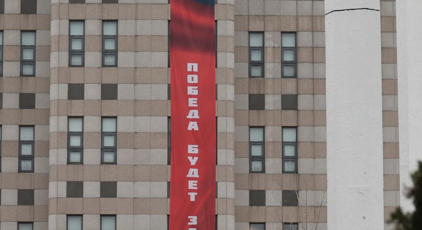 „A győzelem a miénk lesz” feliratú transzparenst tettek ki az oroszok a nagykövetségük épületére Szöulban