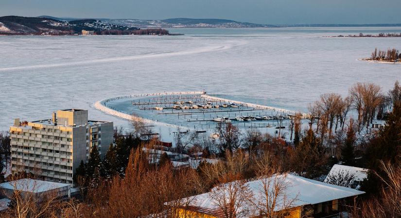 Balatonföldvári kikötő: a NER-közeli beruházó nem nyugszik, azt akarja, hogy a Pécsi Törvényszék bírálja felül a Kúria jogerős ítéletét