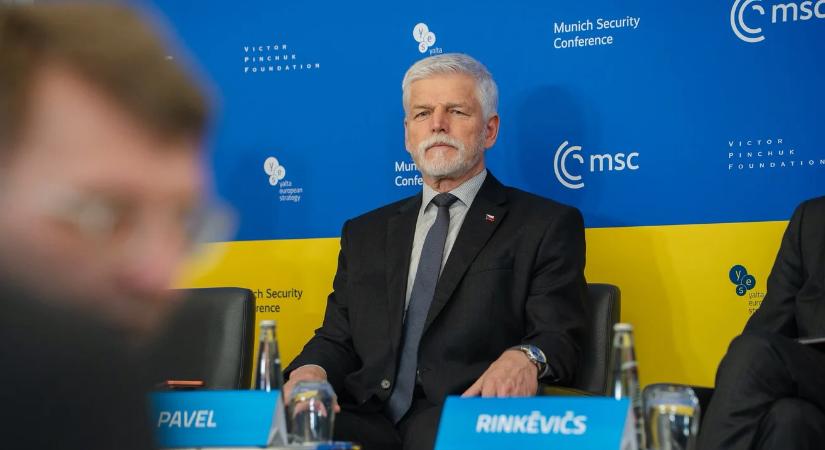 Csehországban több ezer ember vett részt az orosz invázió évfordulója alkalmából szervezett rendezvényeken, többek között az elnök is