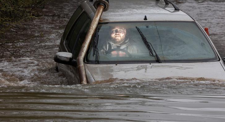 Egy brit apukának elege lett az ítéletidőből, és furcsa kétéltűt csinált a kocsijából