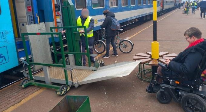 KITEKINTŐ – Lutri a kerekesszékes vonatozás és a szabolcsi almacentrum sorsa