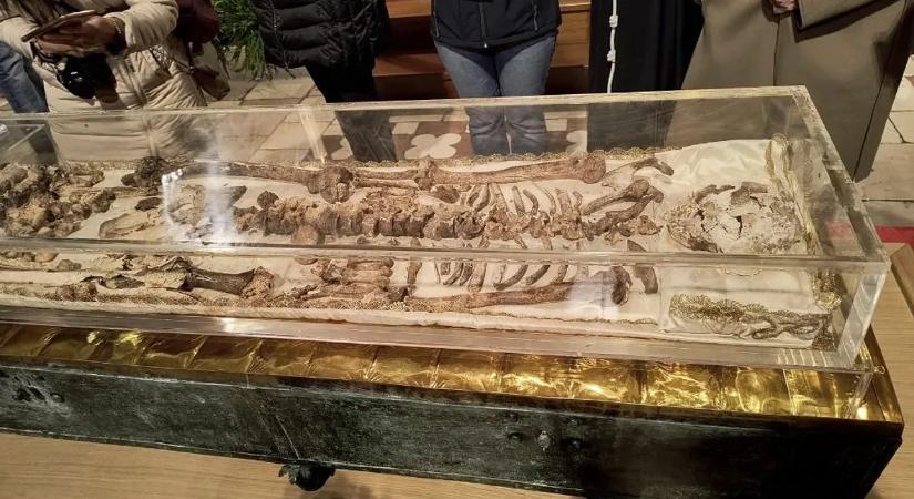 Ritka esemény: 800 év után újra láthatók Assisi Szent Ferenc maradványai