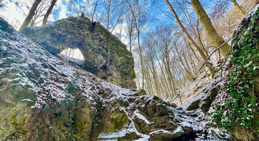 Lyukas-kő a Mátrában: sziklakapu a vízesés felett