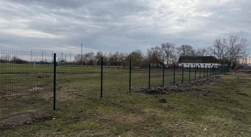 Három évtized után újul meg a mártélyi pálya, lelátót is kapnak a focisták