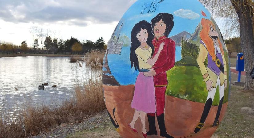 Látványos alkotás jelent meg a város kedvelt pontján