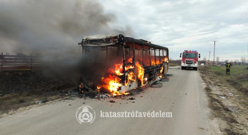Így lángolt egy busz Nagykerekinél