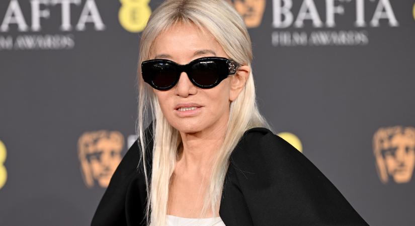 A 76 éves Vera Wang elfelejtett megöregedni: merész platinaszőke hajjal jelent meg a BAFTA-gálán