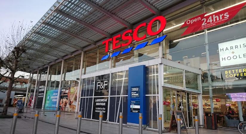 Figyelmeztető táblákat vezet be a Tesco a parkolókban – akár 100 eurós bírságot is bezsebelhet, aki nem figyel