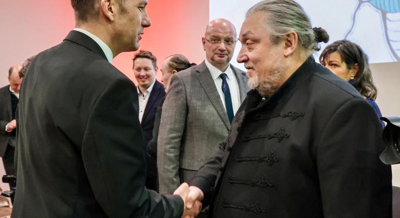 Átadták a Híd Kulturális Alapítvány felújított székházát Zentán