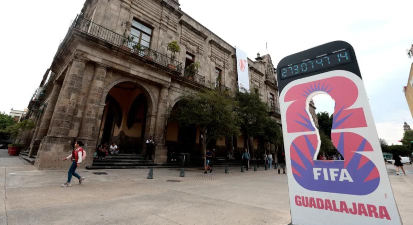 Focimeccsek maradtak el a mexikói kartellvezér halála után, a világ a nyári vb miatt aggódik