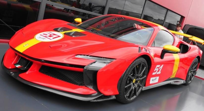 Nem mindennapi Ferrari: 500 milliós ritkaság állt egy budapesti kereskedésnél