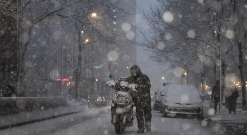 Szükségállapot New Yorkban: elesett a Nagy Alma a hó elleni küzdelemben