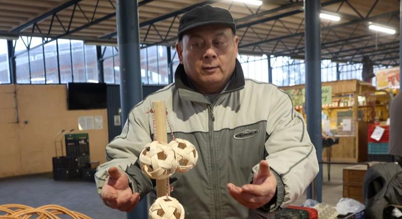 A kaposvári piac mosolygós gyógynövényárusa 51 éve fonja a kosarait – most fejlesztő játékot alkotott