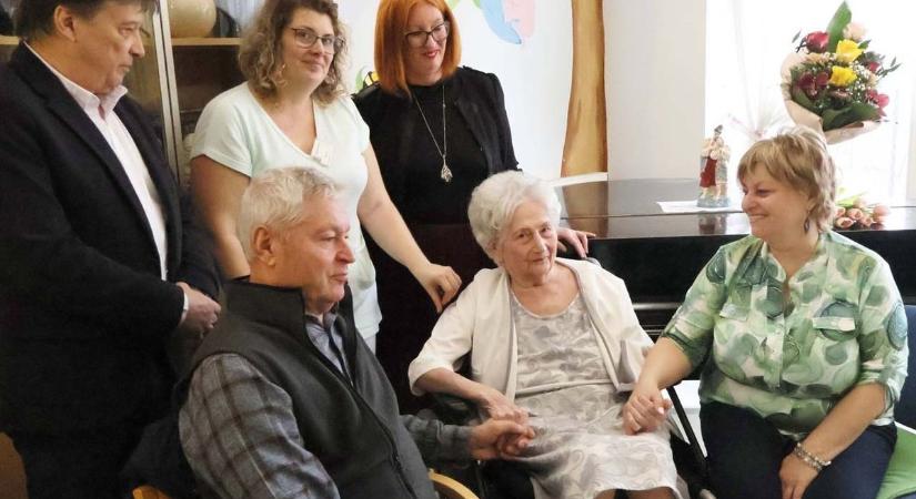 Egyre divatosabban öltözködnek az idősek Tolna vármegyében