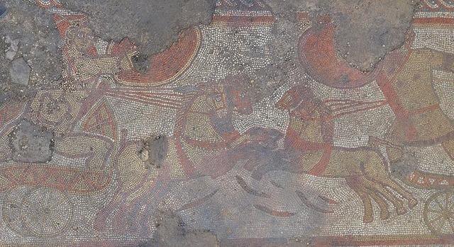 Elveszett görög drámát ábrázol a Nagy-Britanniában talált mozaik