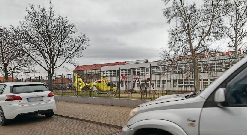 Mentőhelikopter szállt le reggel az egyik ceglédi iskola udvarába