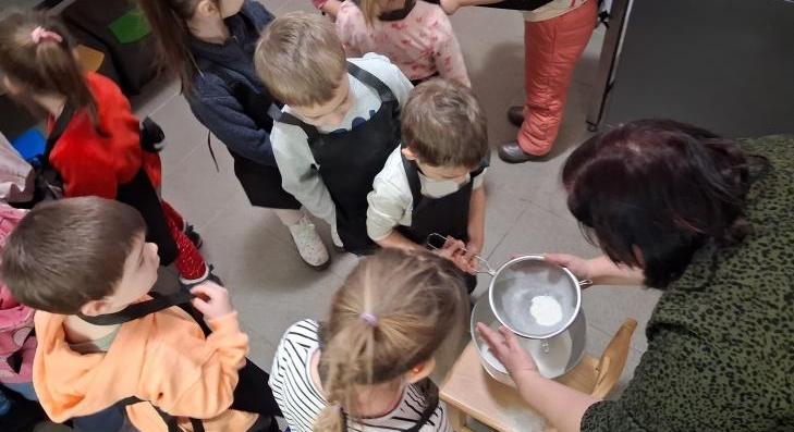 Farsangi fánkot sütöttek tenki ovisok 