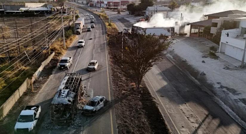 Káosz és lángok Mexikóban, miután a hadsereg megölte El Menchót, az ország legerőszakosabb drogbáróját