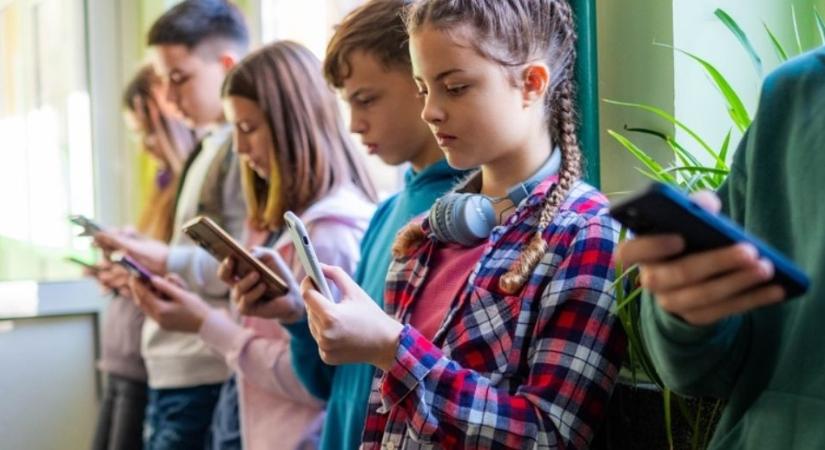 Kutatók: Nem javítja a jegyeket a mobiltilalom az iskolákban