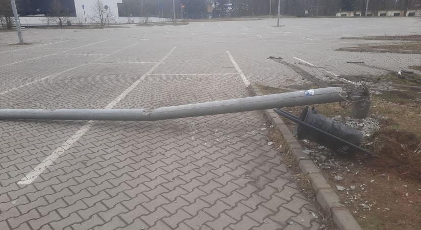 Sóstón driftelt a hétvégén – villanyoszlopot döntött ki egy autós
