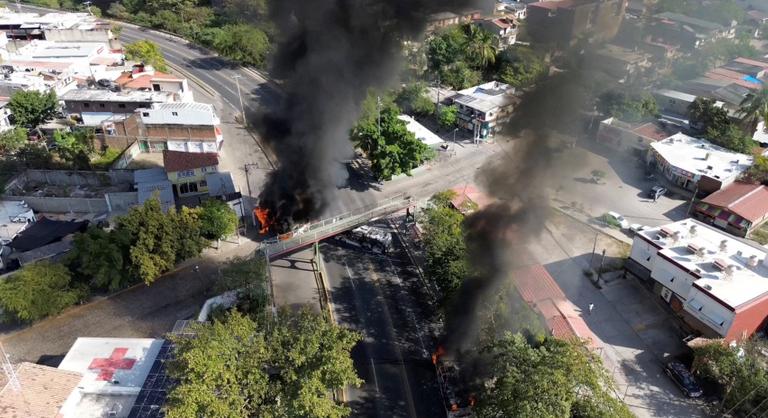 A drogkartell főnökének kivégzése erőszakhullámot indított el Mexikóban, felrobbant autók hevernek az utakon