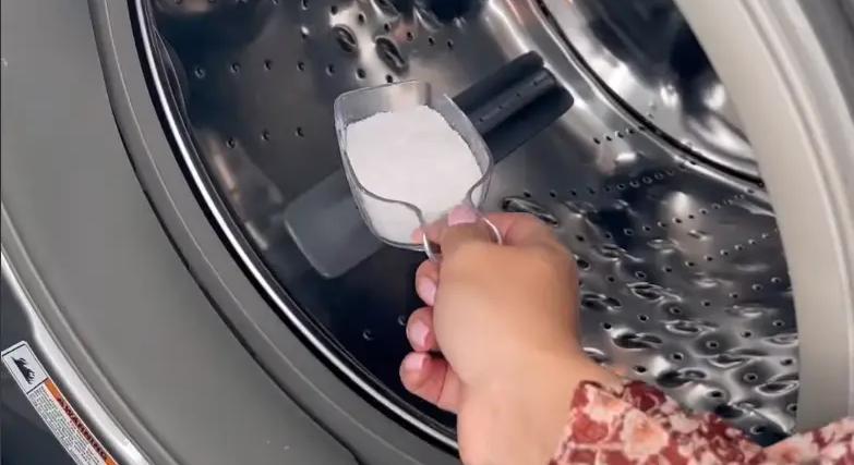 Szakértők figyelmeztetnek: ennyi az ideális mosószermennyiség, ha több, akár tönkre is teheti a ruháinkat