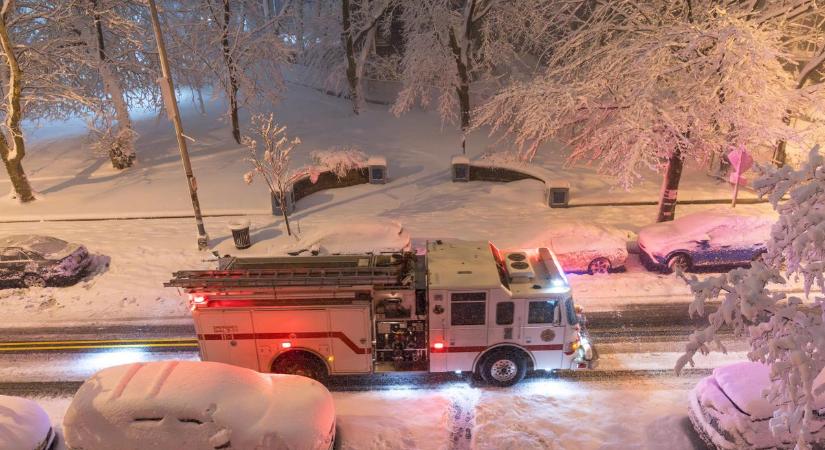 Történelmi hóvihar csapott le Amerikára: teljesen megbénultak a városok (Videó)