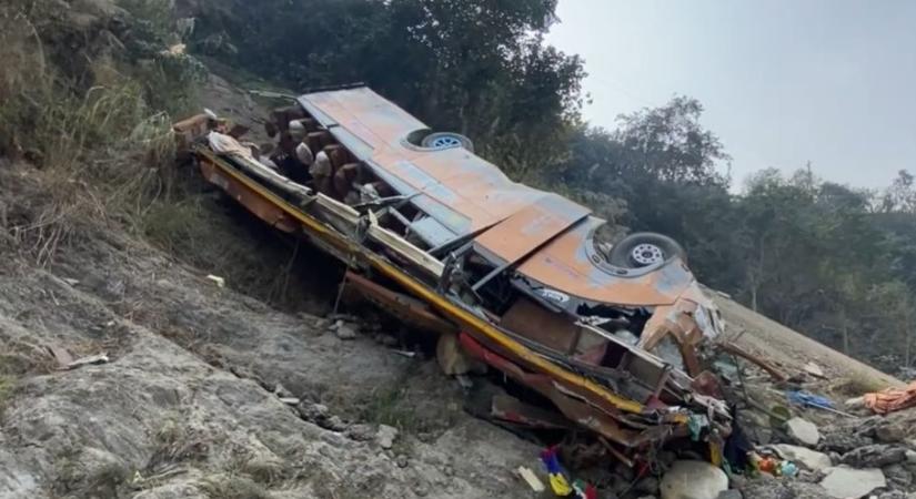 Hegyoldalról zuhant le egy busz Nepálban, 19-en meghaltak