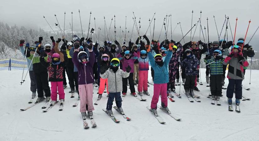 Összetartó közösséget alkotnak a sítáborozó őriszentpéteri diákok – rengeteg fotó!