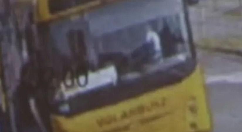 Vérfürdő a megállóban: sokkoló részletek a miskolci buszsofőr bántalmazásáról-videóval