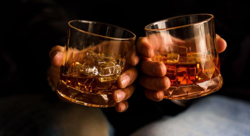 Az ágy alól húzták elő a lopott pénzt – egymillió tűnt el a közös italozgatás alatt