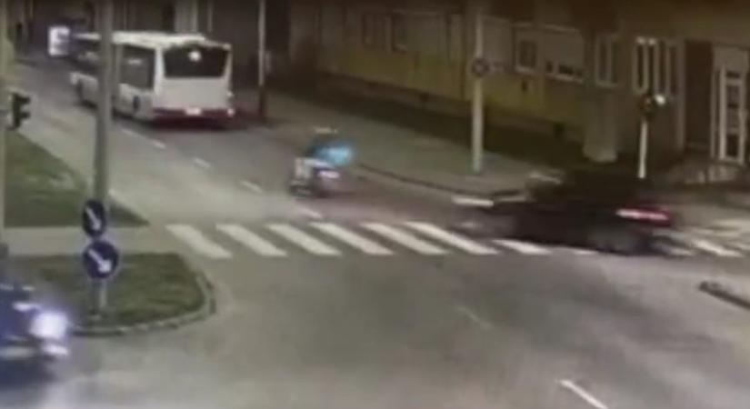 Másodszorra már motorost gázolt a balesetek után lelépő Mazdás – megrázó videó