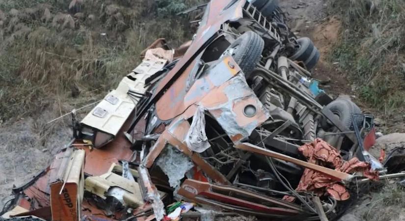 44 utassal zuhant a mélybe a busz, rengeteg a halott