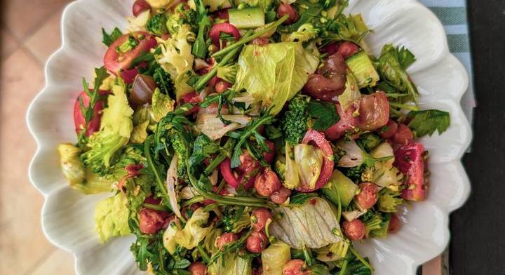 Laktató csicseriborsó-saláta friss zöldségekkel: feltölt energiával