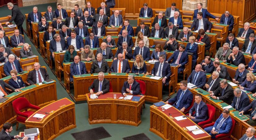 Egyre többet rejteget az Orbán-kormány, tavaly több mint 500 nem nyilvános vagy titkosított határozat született