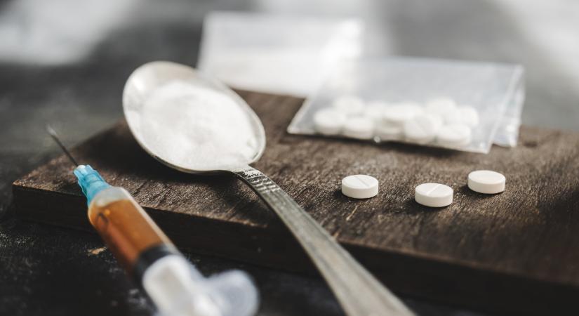 Kiskorú veszélyeztetése is vád a ráckevei kábítószer-kereskedő családnál