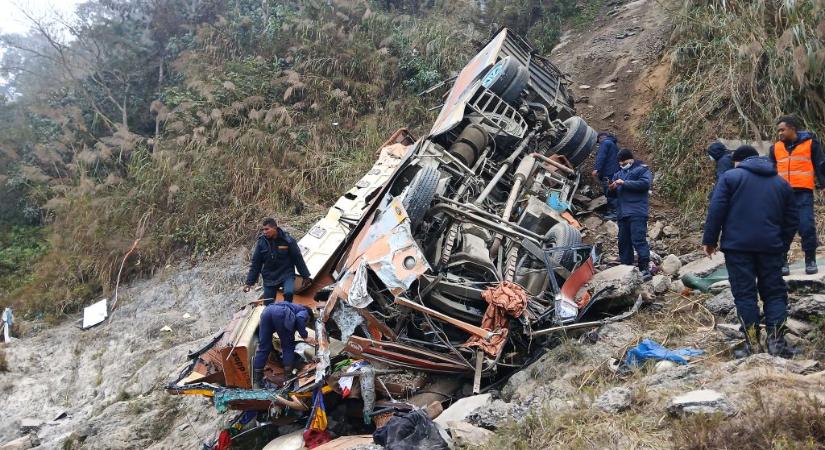 200 méter magas hegyoldalról zuhant le egy autóbusz Nepálban