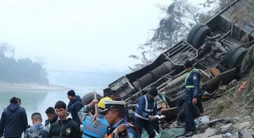 Halálos buszbaleset Nepálban: folyóvölgybe zuhant egy járat – rengeteg a halott