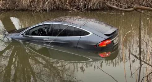 Másodperceken múlt, hogy ki tudott szállni a Tesla-sofőr, aki belehajtott a Hortobágy-Berettyó-főcsatornába