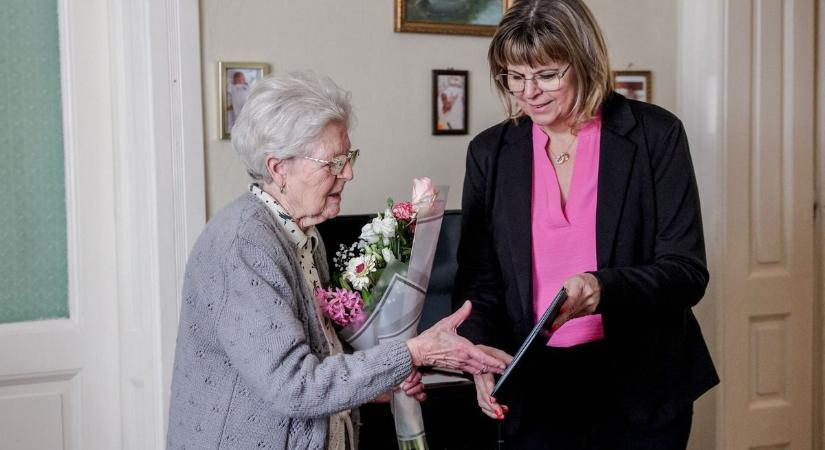 Kilencvenedik születésnapján köszöntötték a gyémántdiplomás kaposvári tanító nénit