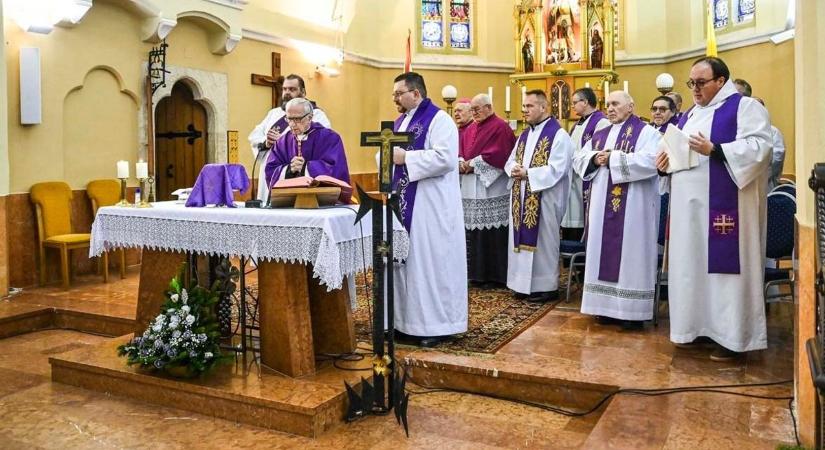 Történelmi pillanat Szekszárdon: Címzetes apátot köszöntöttek az újvárosi templomban (galéria)