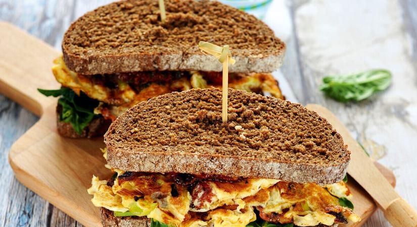 Szalonnás rántottás szendvics aszalt paradicsommal