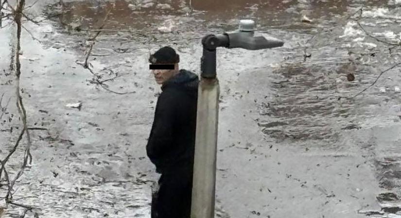 Egy rémisztő idegen nyitogat be a lakásokba Kaposváron, volt már dolga rendőrséggel – még mindig keresik