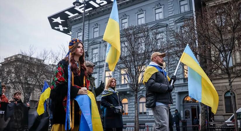 Ukrán zászlókkal árasztotta el Budapest belvárosát Karácsony Gergely – galéria