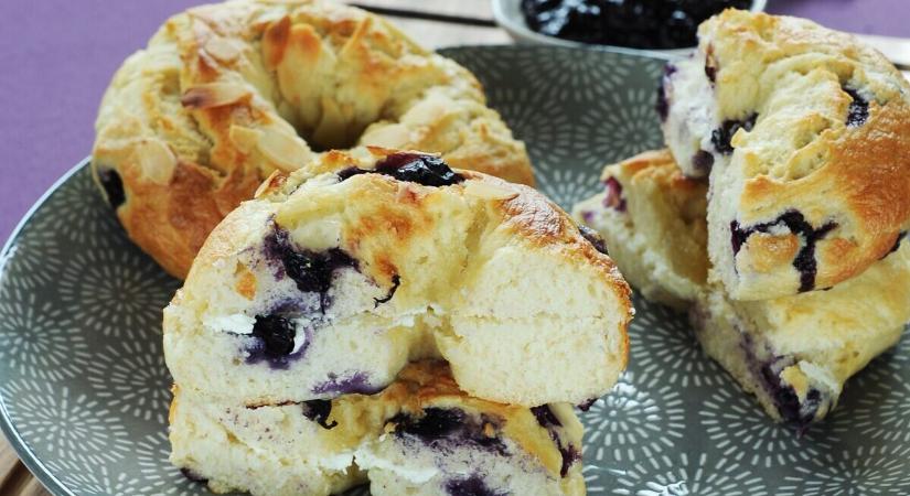 Áfonyás bagel édes krémsajttal
