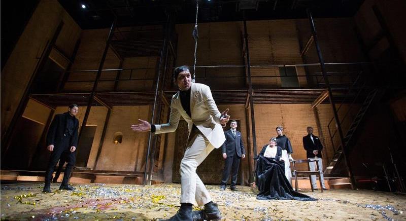 Súlyos baleset egy berlini színházban – Nézőt talált el egy kirepülő kard