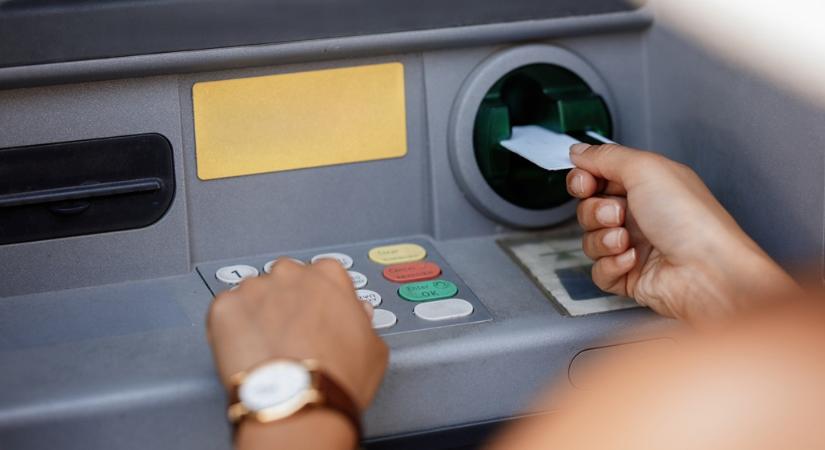 Leállnak az egyik nagy bank ATM-jei, mutatjuk, hol nem tud pénzt felvenni