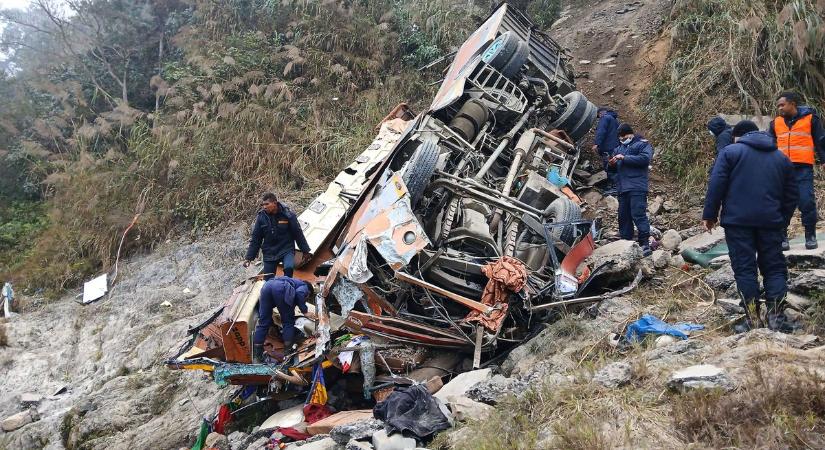 Többen meghaltak, amikor folyóvölgybe zuhant egy utasokkal teli autóbusz Nepálban