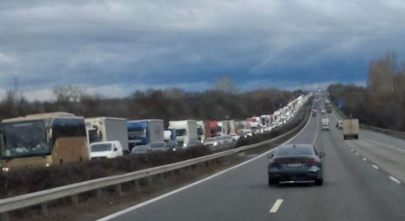 Gigadugó az M7-esen, ezért kerüld el az autópályát Fehérvár felé!