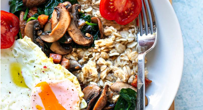 Sós zabkása gombával, baconnel, tükörtojással, spenóttal